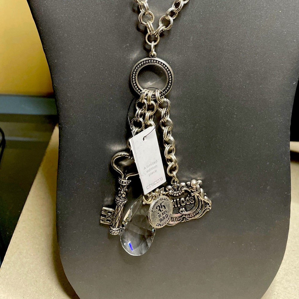 Chicos 2018 35 year Anniversary 18” Lariat Pendant Necklace NWT Limited Edition.